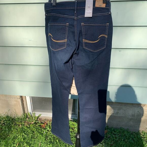 NWT Levi’s signature Curvy bootcut Dark Wash high rise blue jeans - Picture 2 of 13